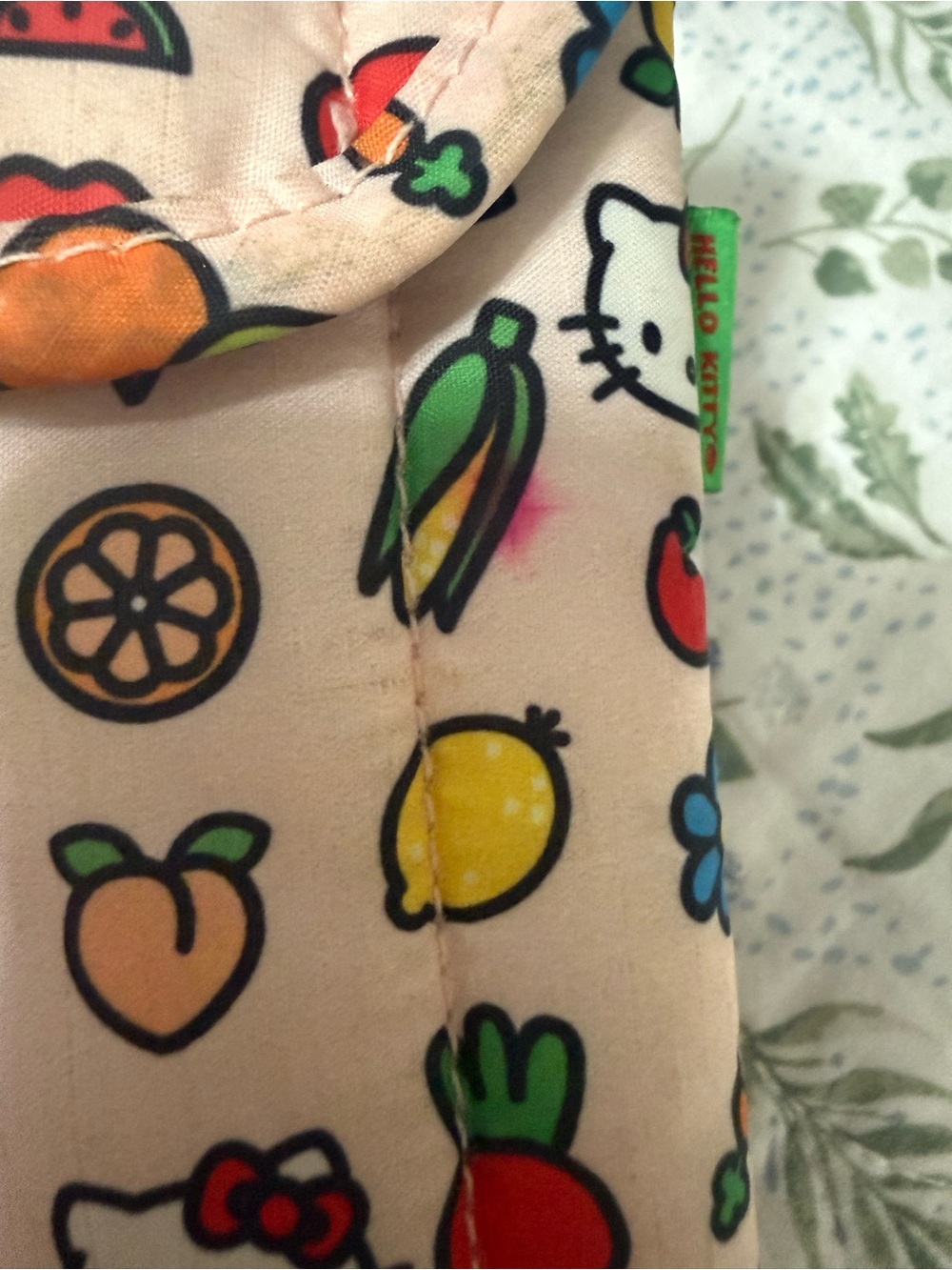 BAGGU x Hello Kitty Fruits Glasses Sleeve - 2 small flaws - Picture 4 of 4